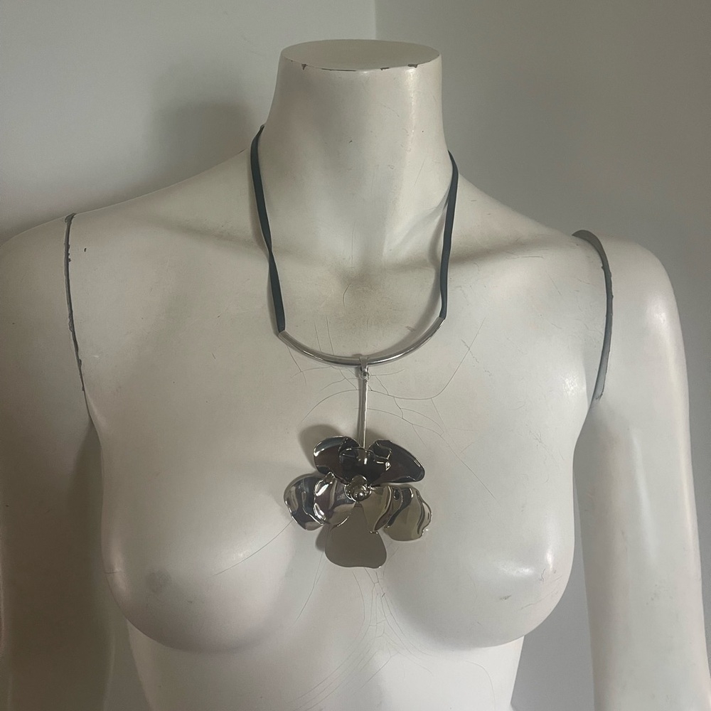 Elegant Silver Toned Flower Pendant Necklace